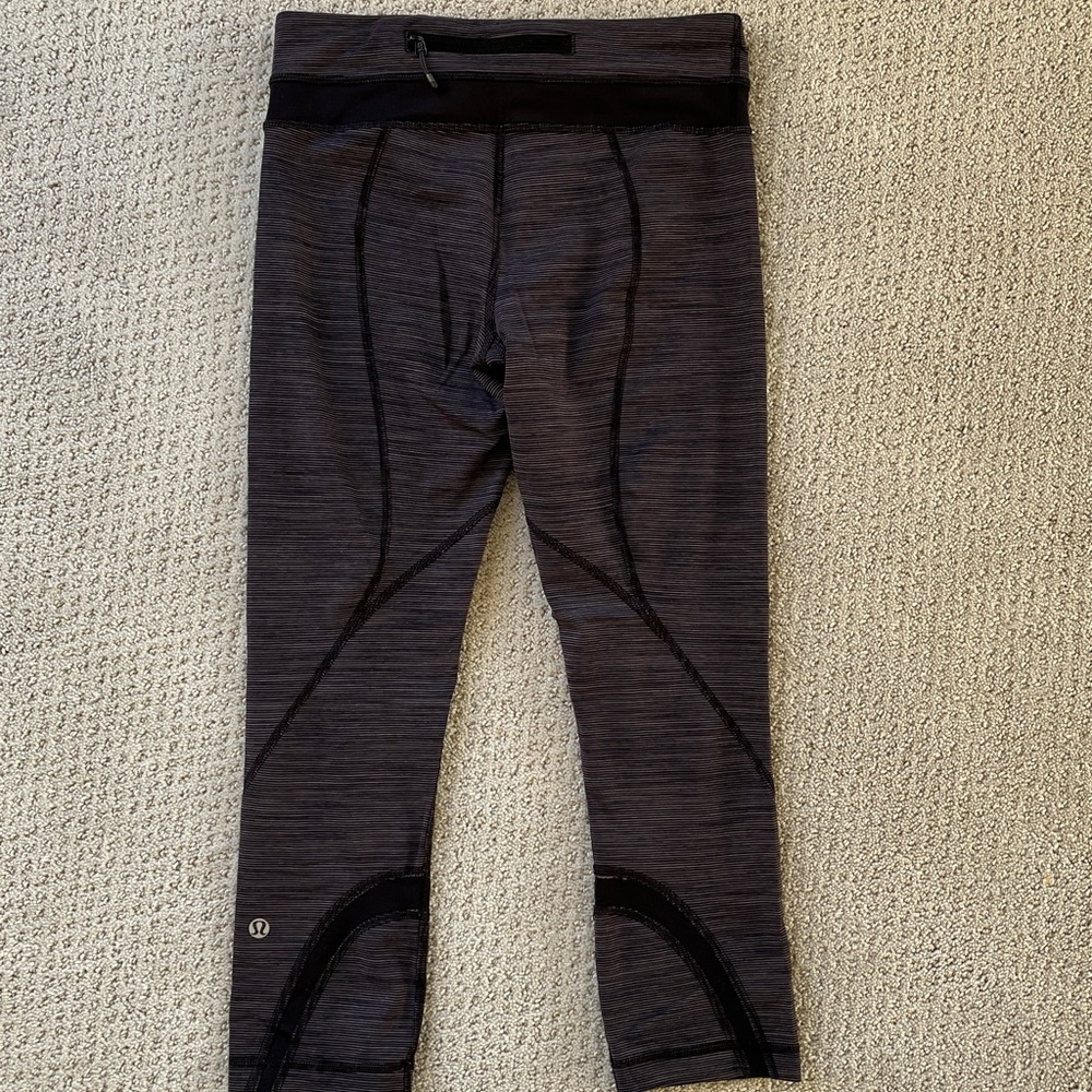 Lululemon black heather grey stripe capris small - Picture 6 of 8